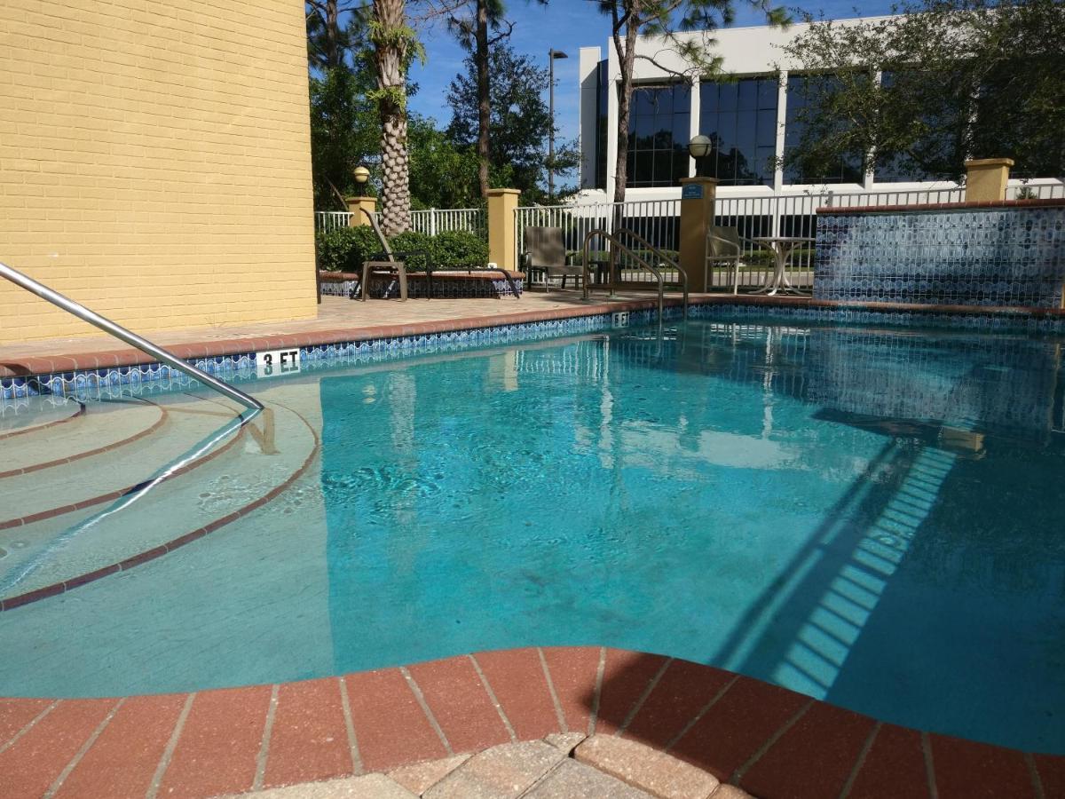 Comfort Inn & Suites Northeast - Gateway St. Petersburg Exterior photo