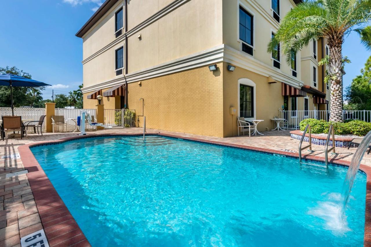 Comfort Inn & Suites Northeast - Gateway St. Petersburg Exterior photo