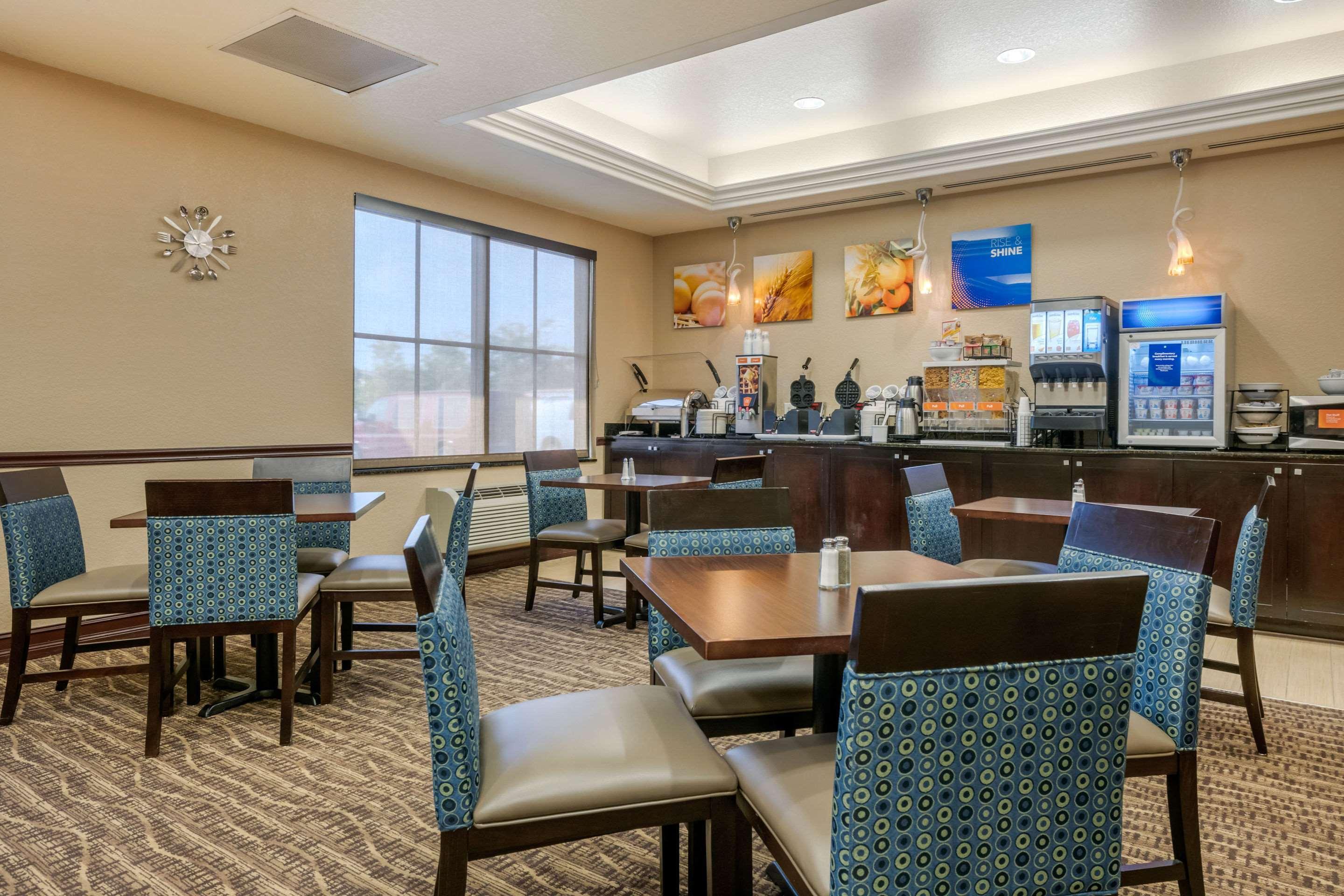 Comfort Inn & Suites Northeast - Gateway St. Petersburg Exterior photo