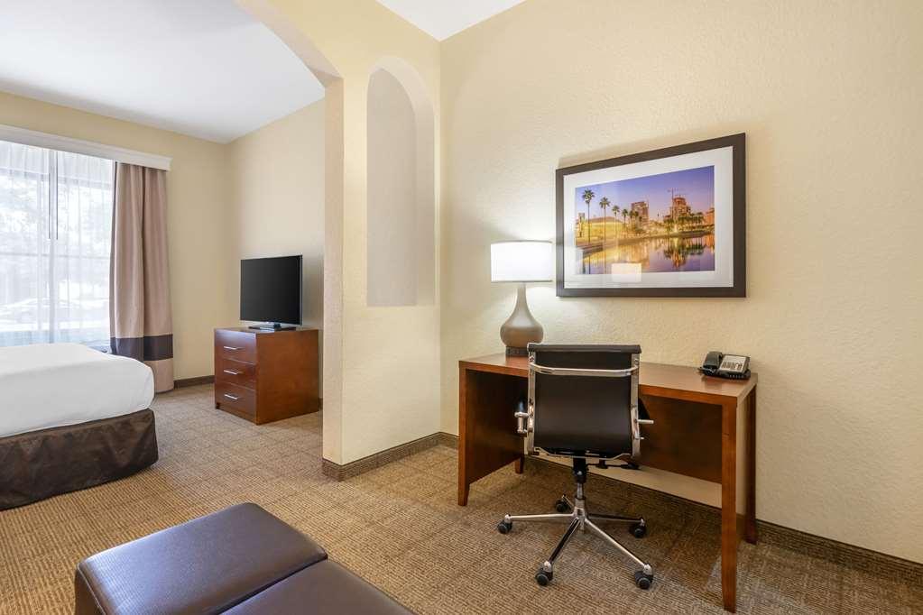 Comfort Inn & Suites Northeast - Gateway St. Petersburg Room photo