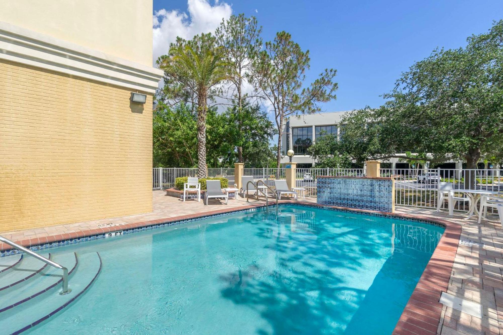 Comfort Inn & Suites Northeast - Gateway St. Petersburg Exterior photo