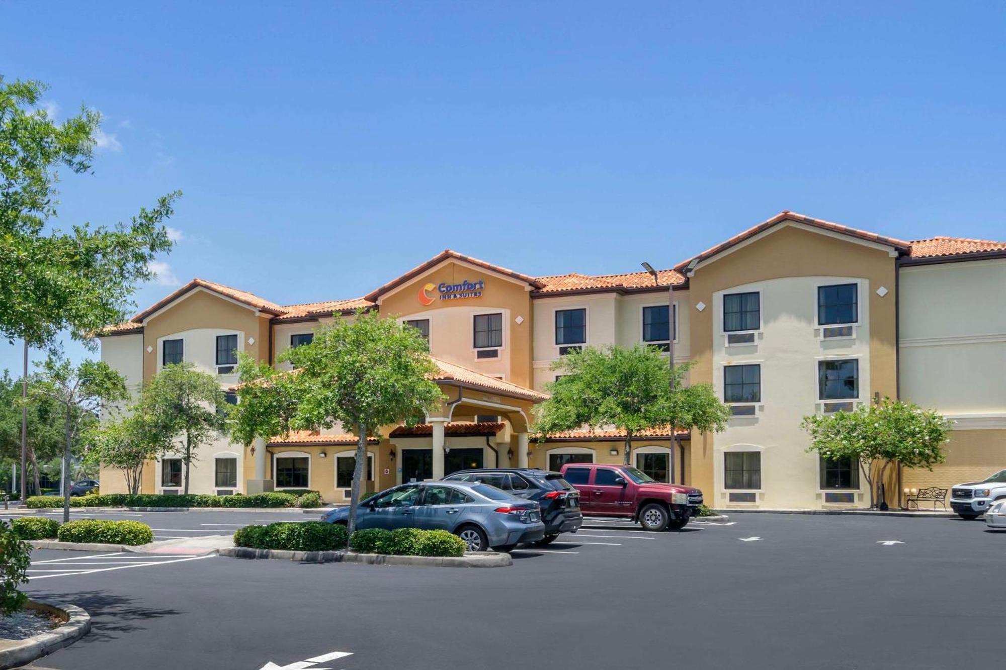 Comfort Inn & Suites Northeast - Gateway St. Petersburg Exterior photo