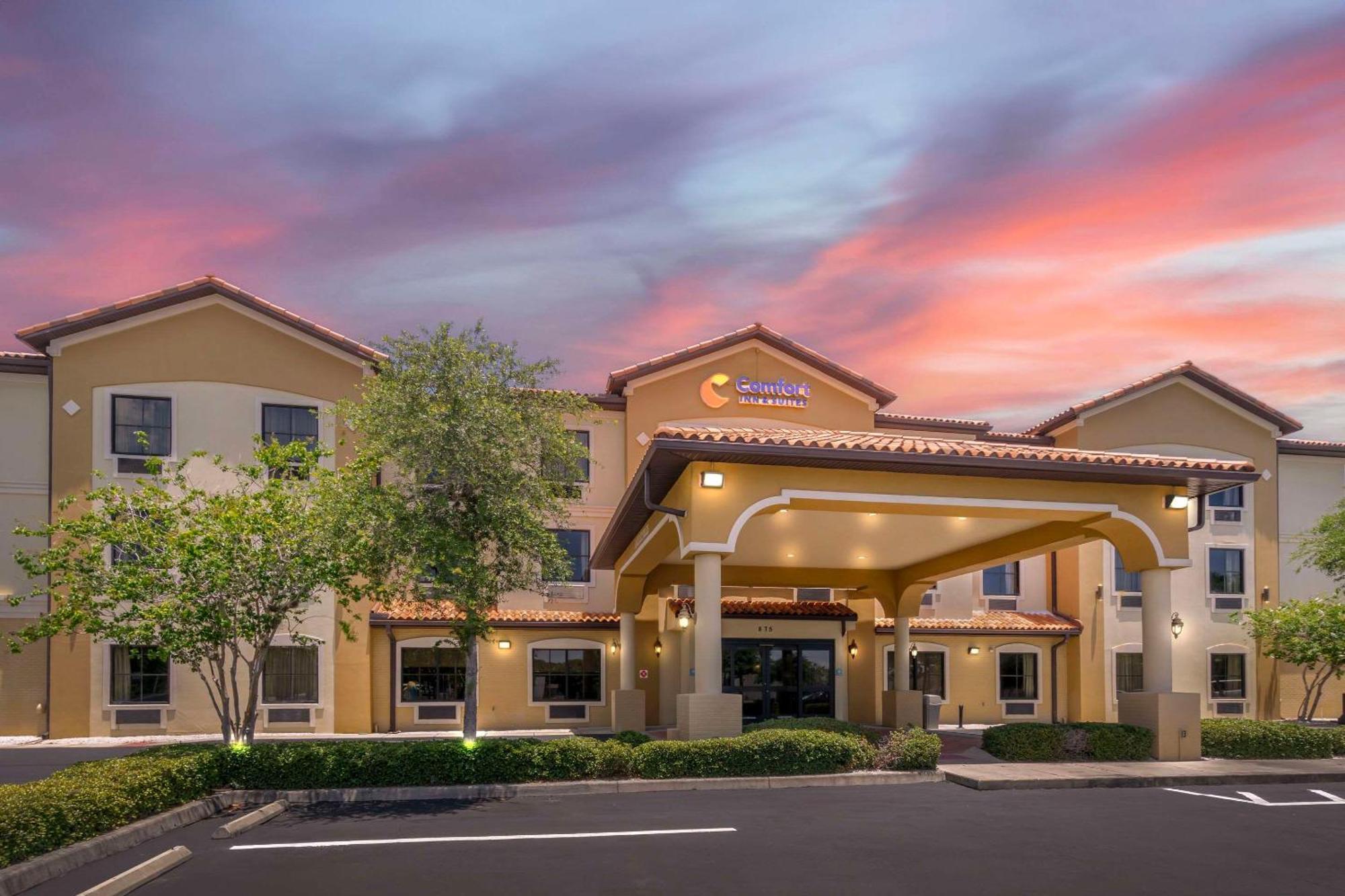 Comfort Inn & Suites Northeast - Gateway St. Petersburg Exterior photo