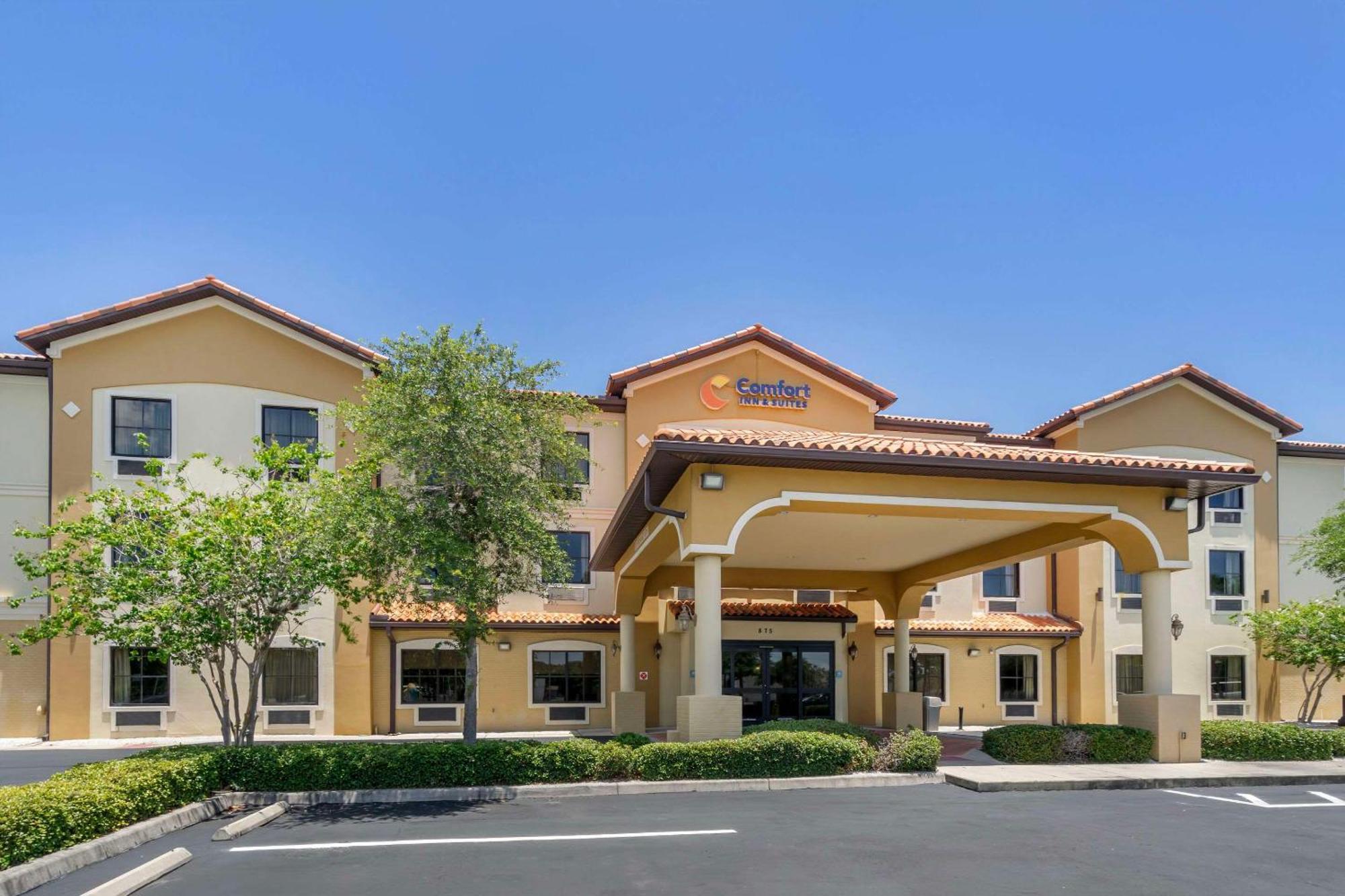 Comfort Inn & Suites Northeast - Gateway St. Petersburg Exterior photo