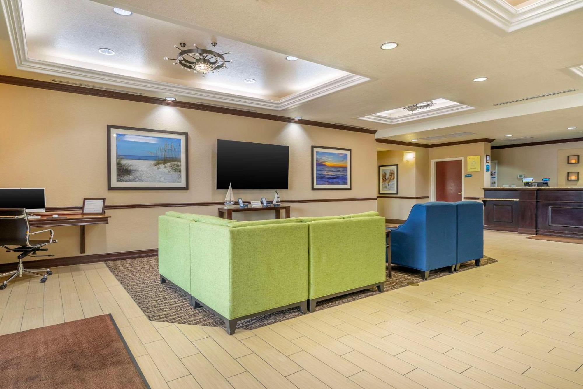 Comfort Inn & Suites Northeast - Gateway St. Petersburg Exterior photo