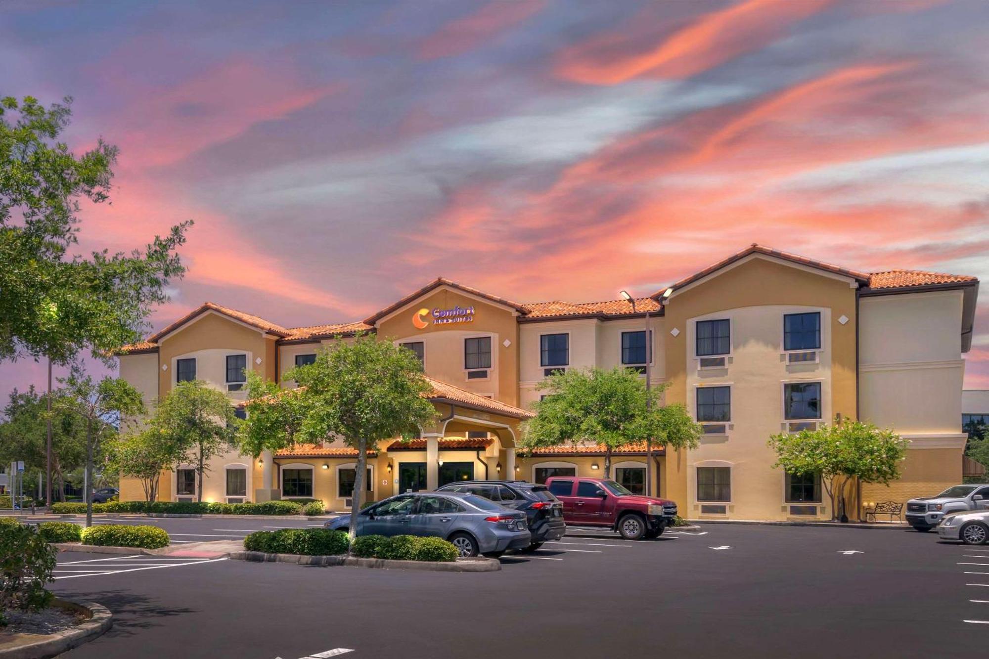 Comfort Inn & Suites Northeast - Gateway St. Petersburg Exterior photo